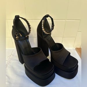 NEW Versace Aevitas Black Platform Pumps